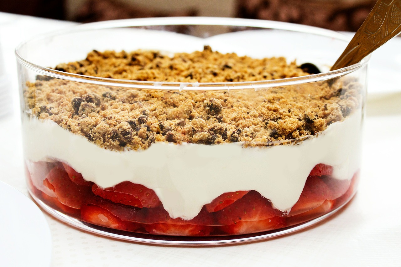 Image - dessert strawberries muesli