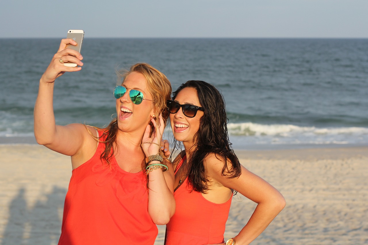 Image - friends girls cell phone selfie