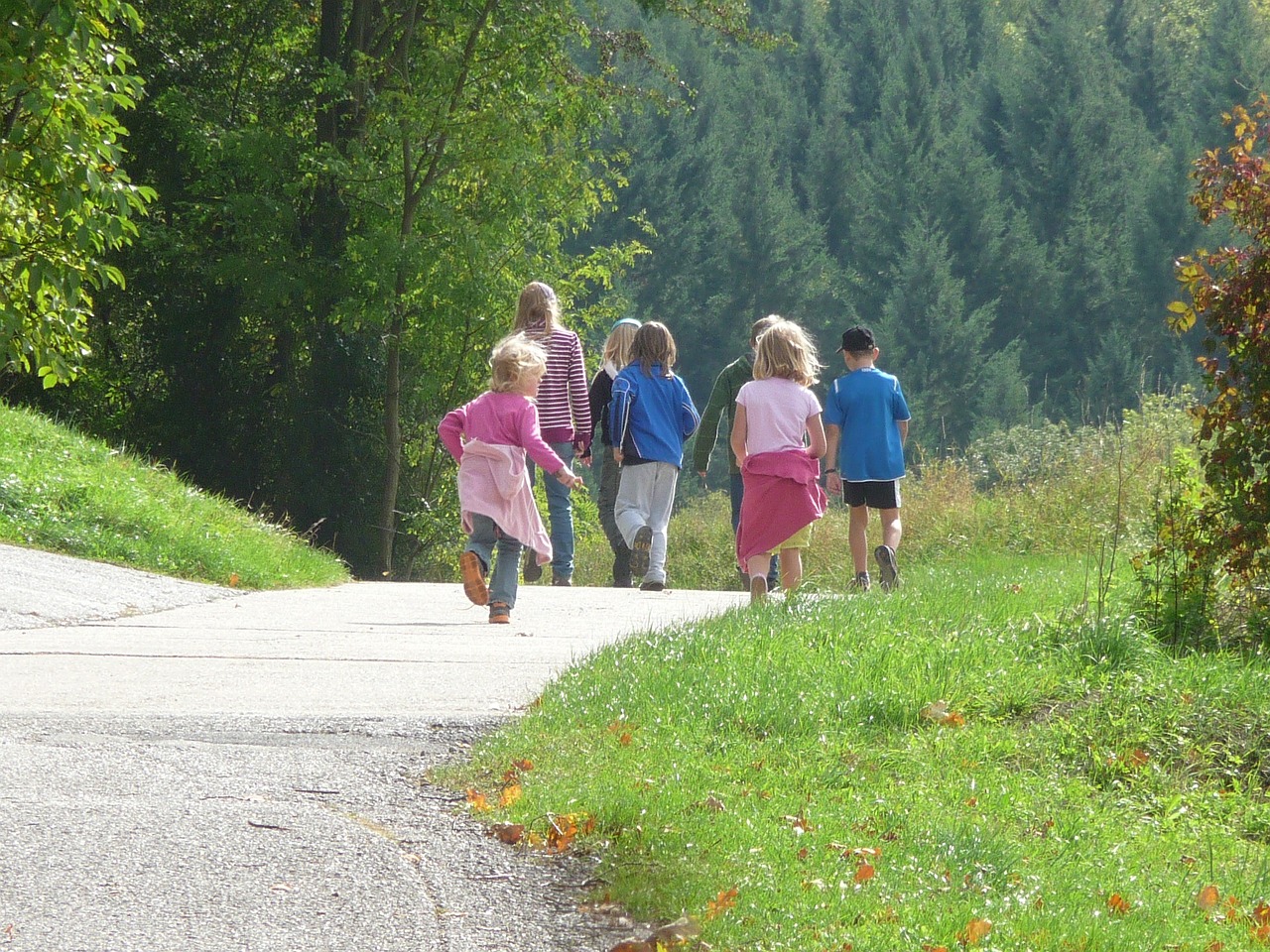 Image - family outing children more hiking