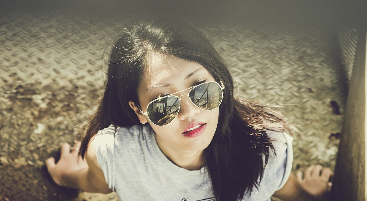 Image - woman model sunlight sunglasses