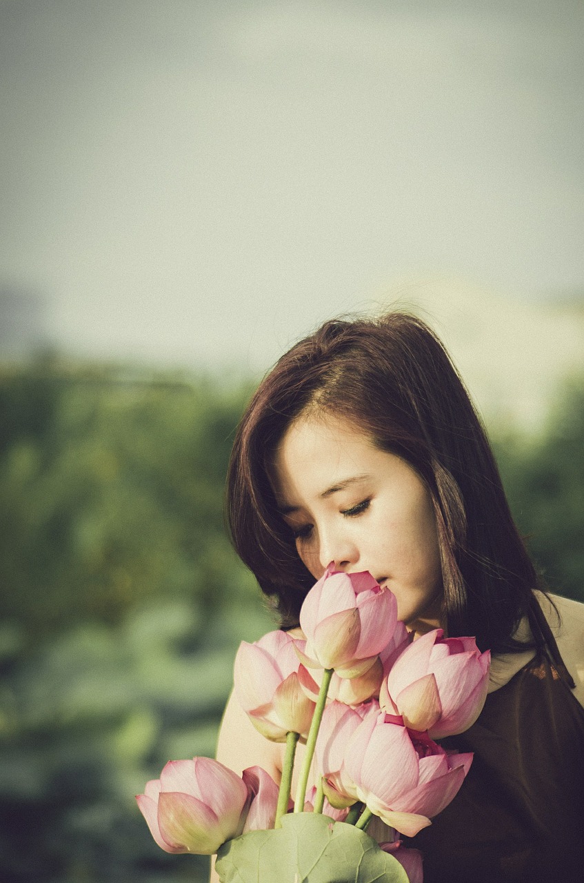 Image - flower bouquet girl lotus posing