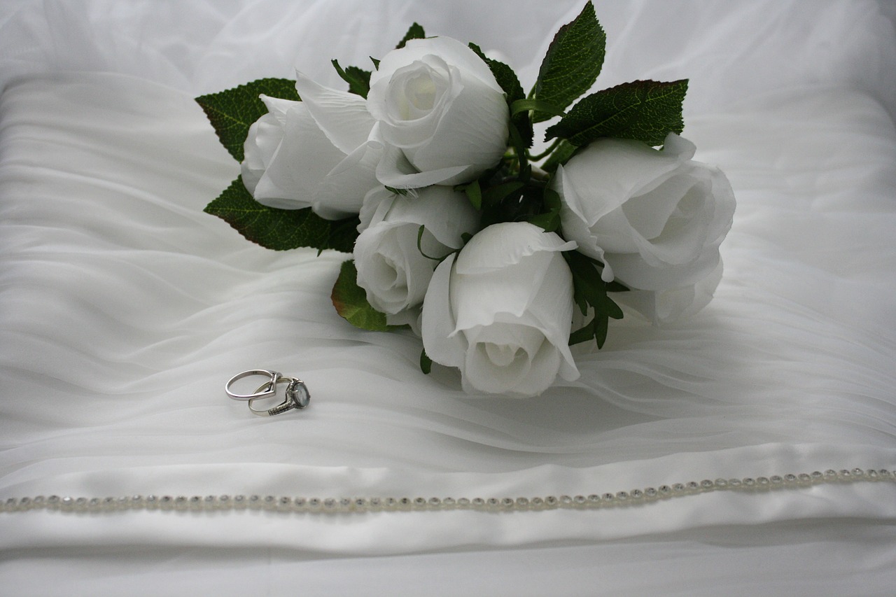 Image - bouquet white roses rings