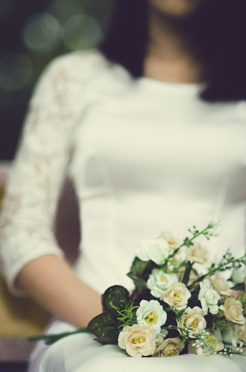 Image - bride bouquet of flowers roses girl