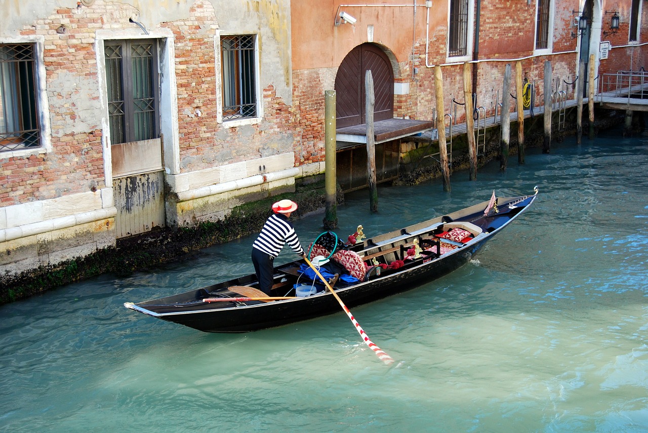 Image - venice italy gondola channel water