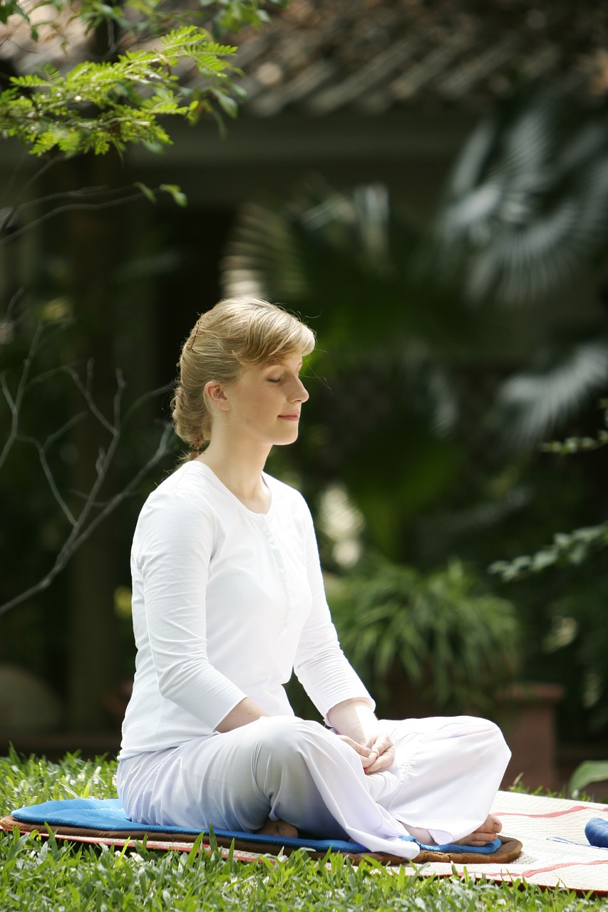 Image - woman buddhist meditate wat