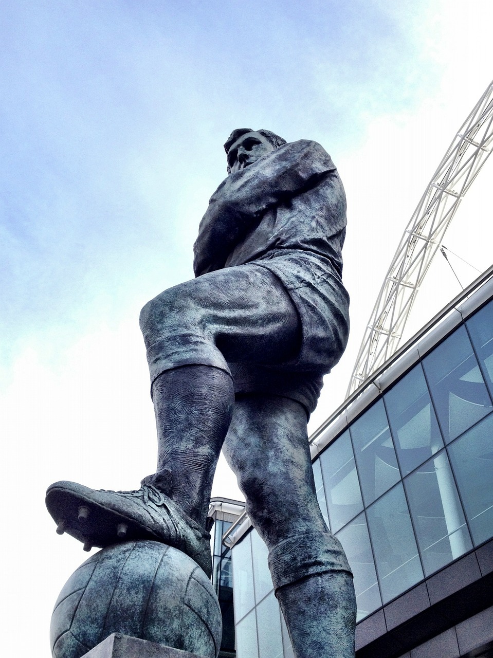 Image - statue football hero bobby moore