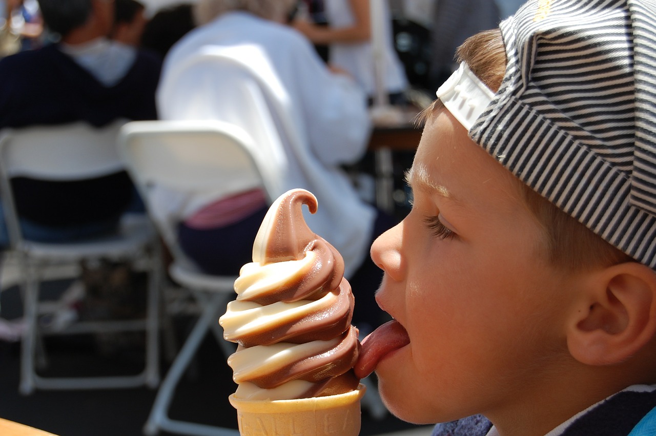 Image - boy ice cream cone lick dessert