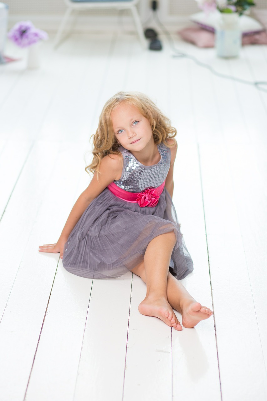 Image - girl sitting young room posing