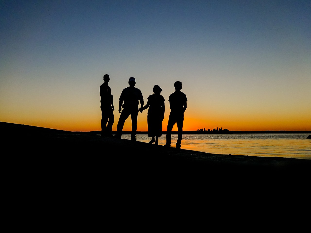 Image - people silhouettes sunset lake