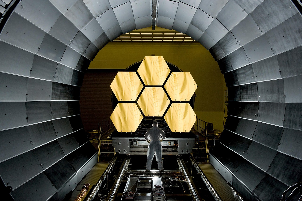 Image - space telescope mirror segments