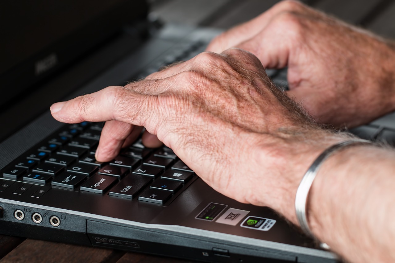 Image - hands old typing laptop internet