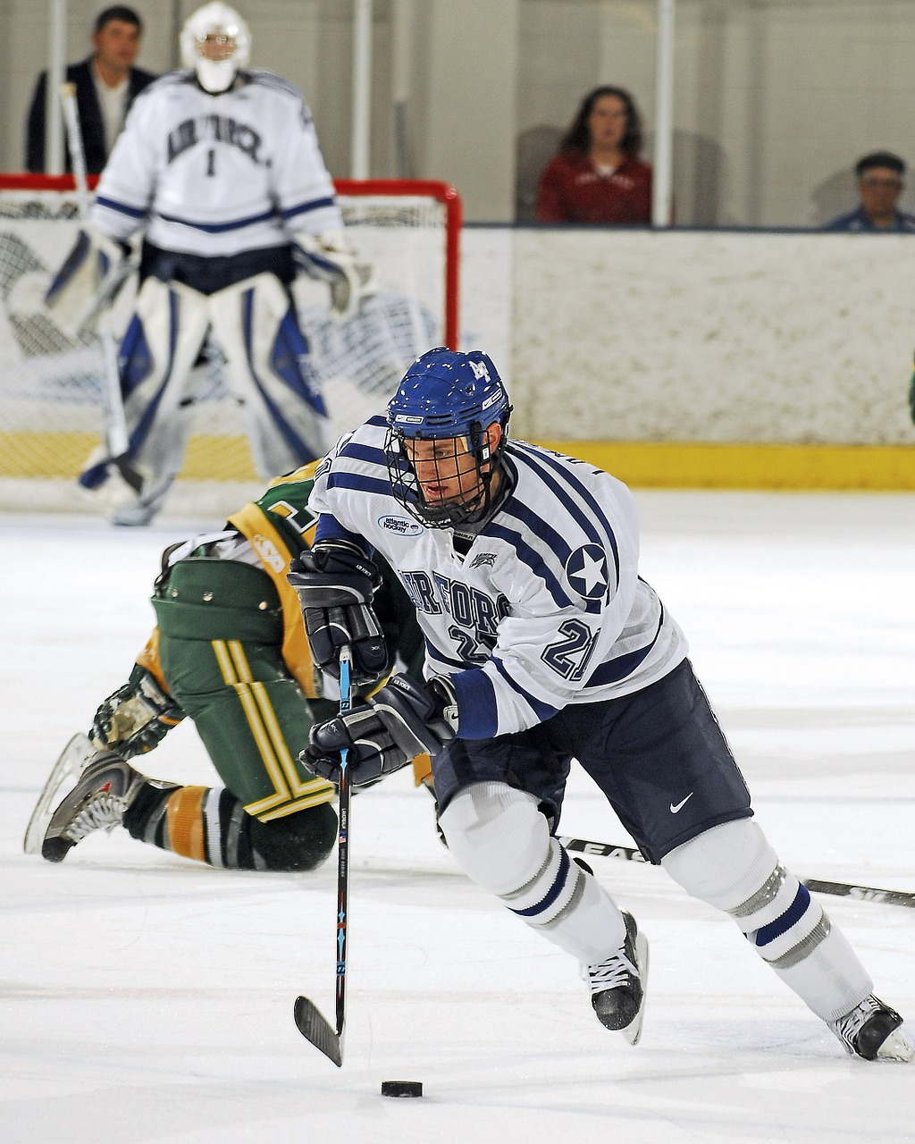 Image - ice hockey players pass forward