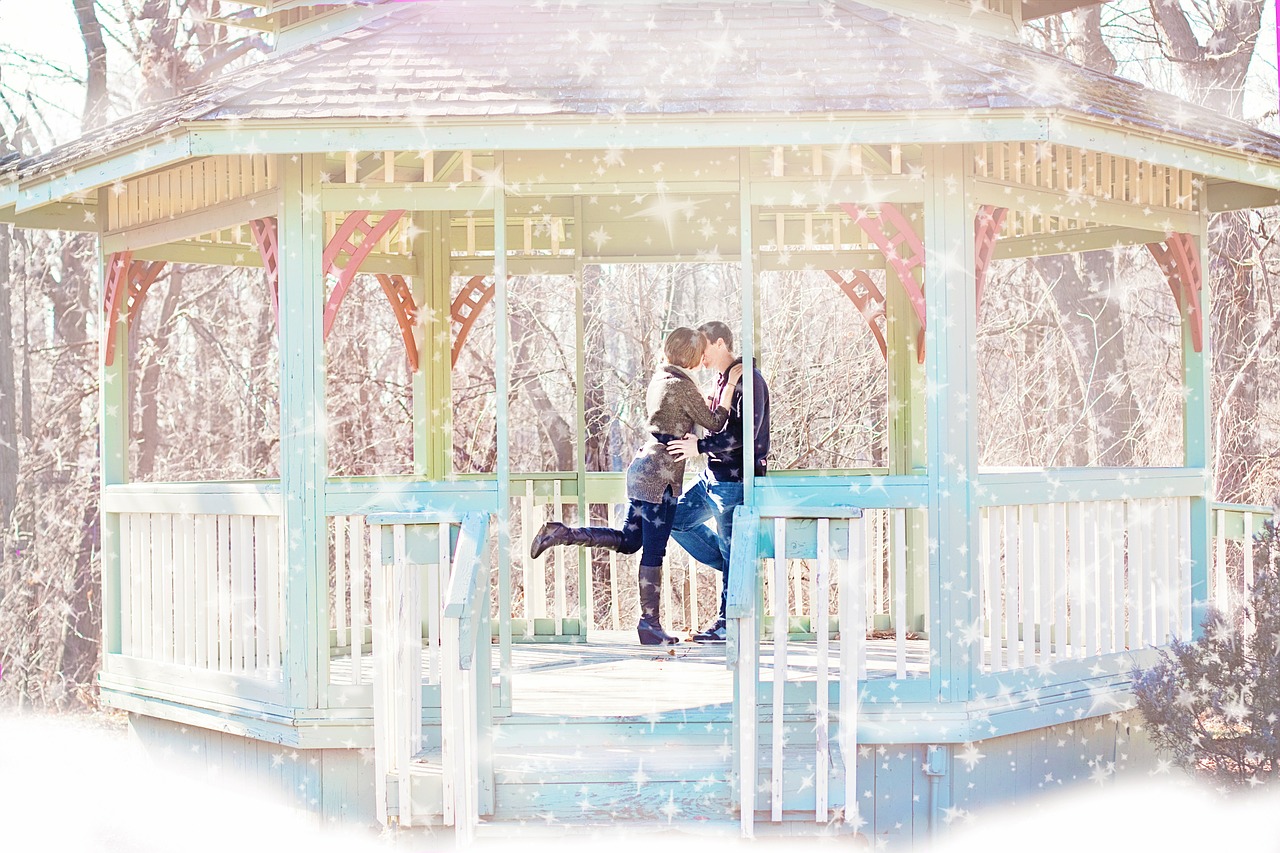 Image - couple kissing gazebo winter snow