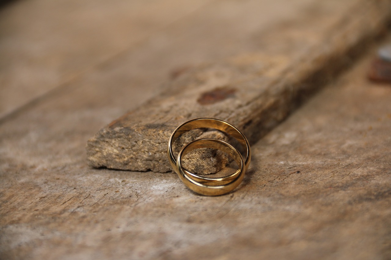 Image - wedding rings gold rings wood