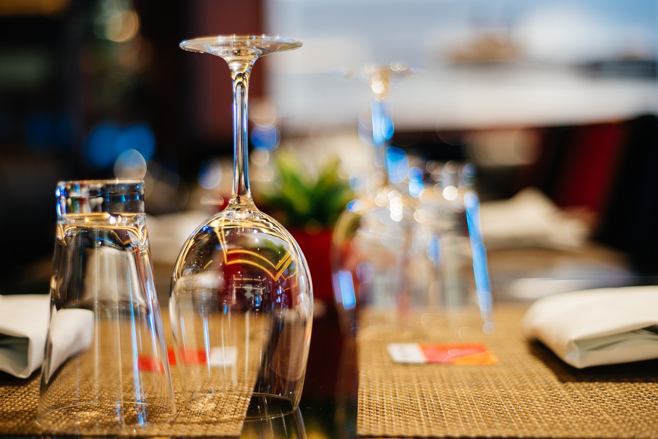 Image - glasses table restaurant dinner