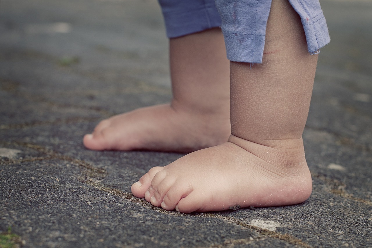 Image - feet children s feet baby barefoot