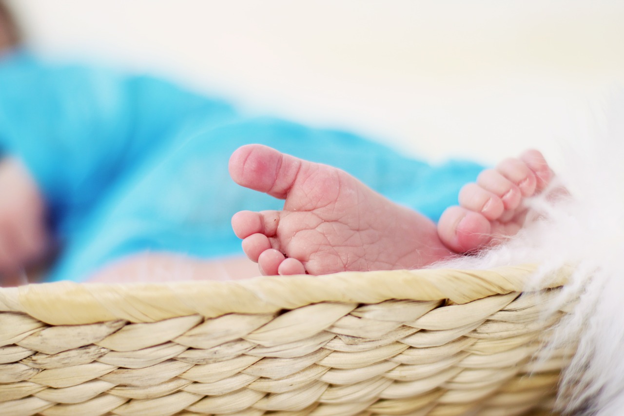 Image - feet ten barefoot newborn baby