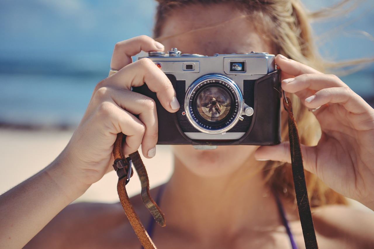 Image - blonde girl taking photo