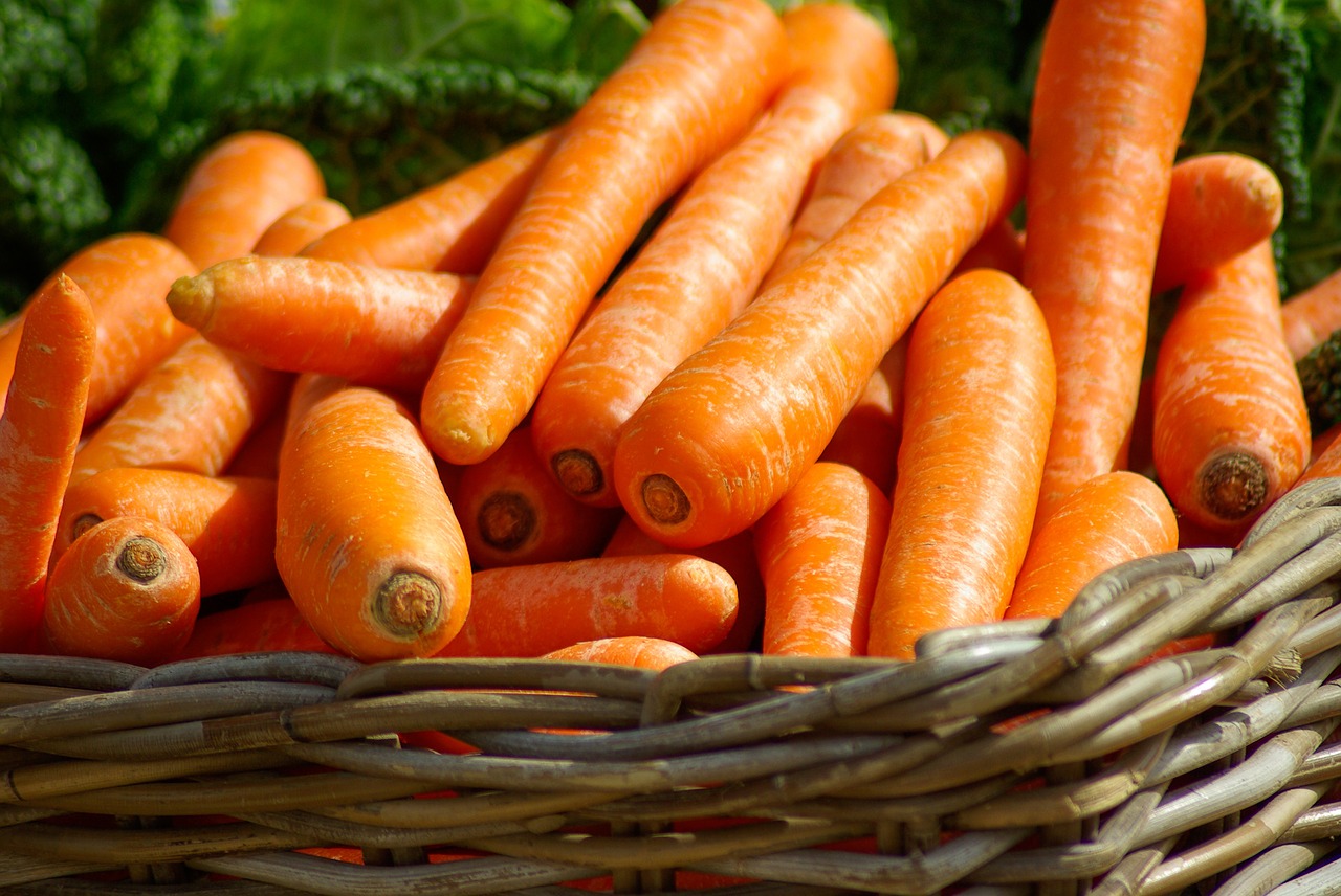 Image - carrots basket vegetables market