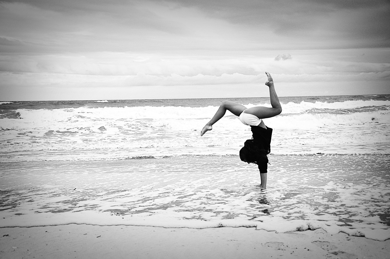 Image - beach gymnastics girl waves ocean