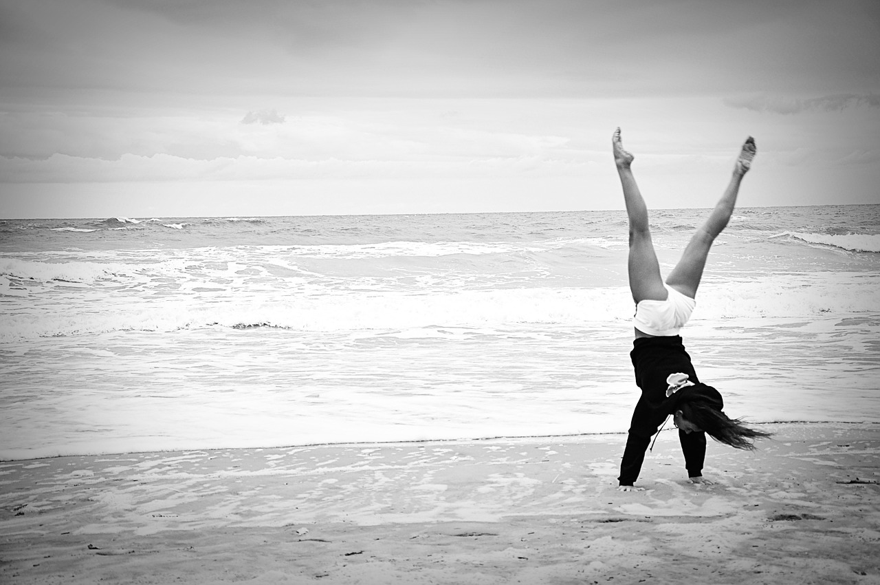 Image - gymnast beach ocean fitness