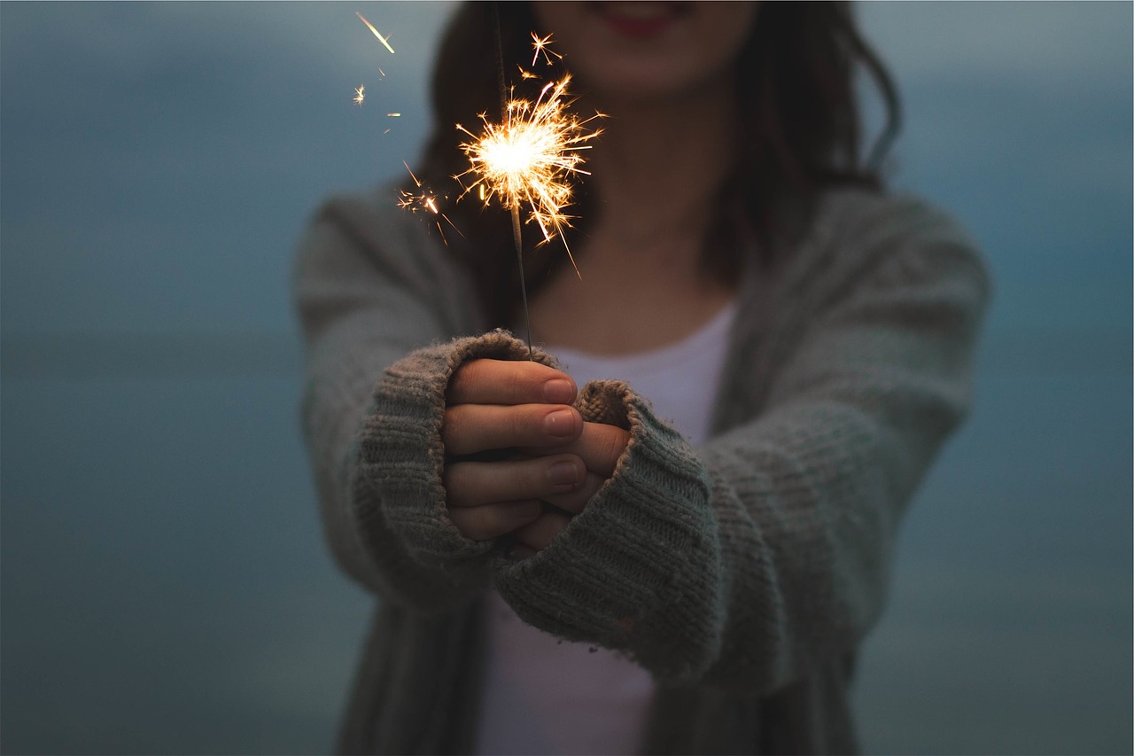 Image - sparkler holding hands firework