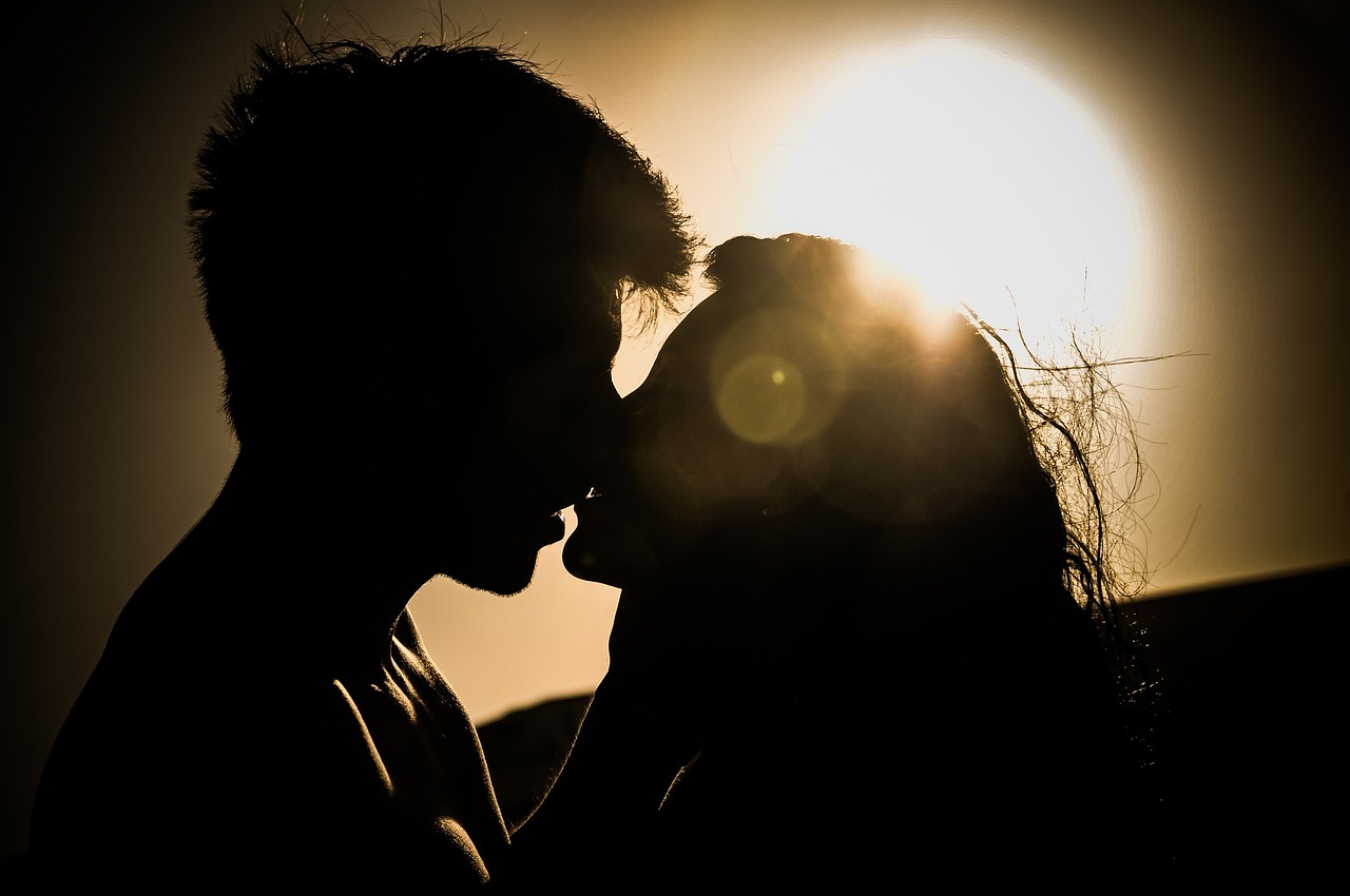 Image - sunset kiss couple love romance