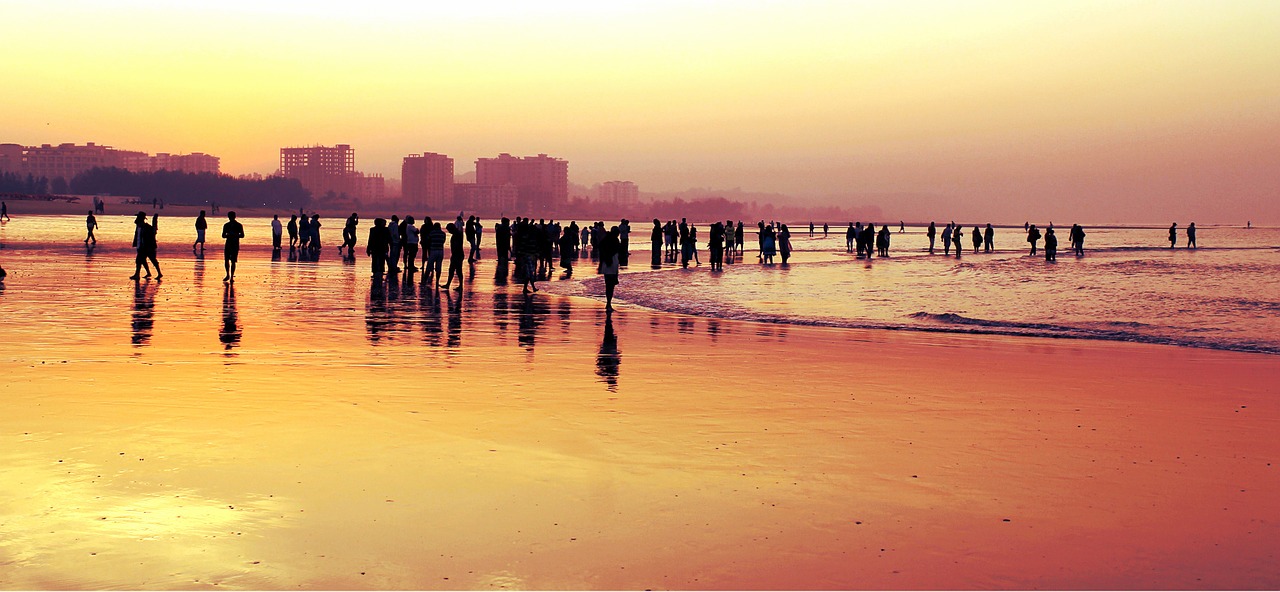Image - crowd crowd in beach many people