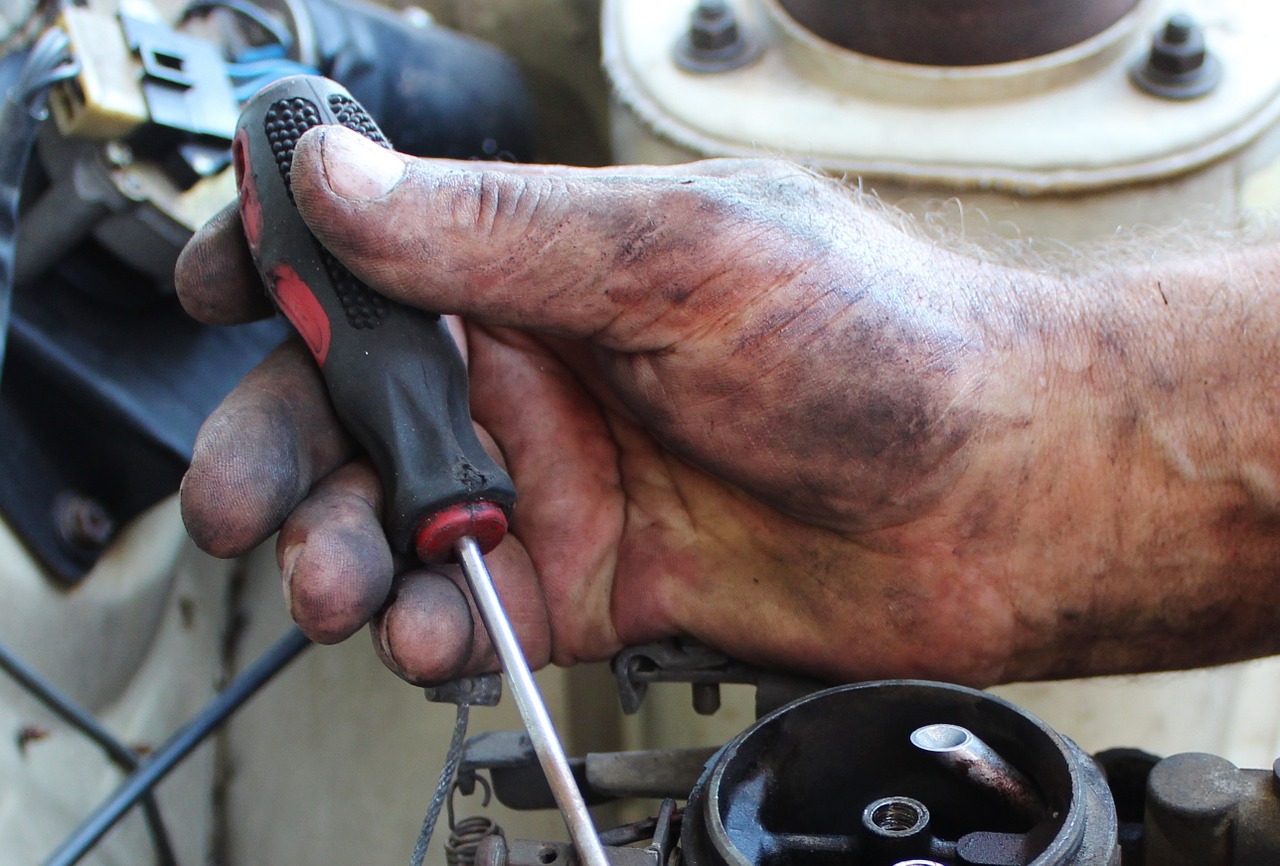 Image - hand mechanic carburetor