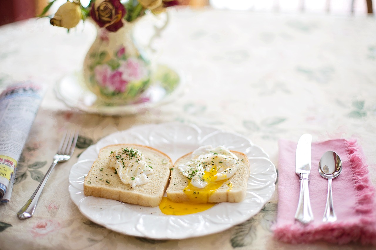 Image - poached eggs on toast breakfast