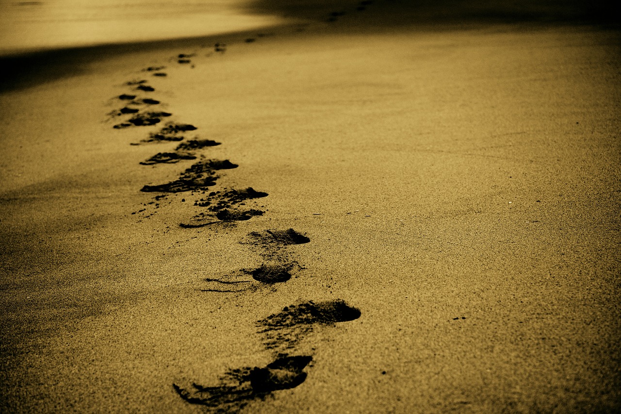 Image - sand footsteps footprints beach