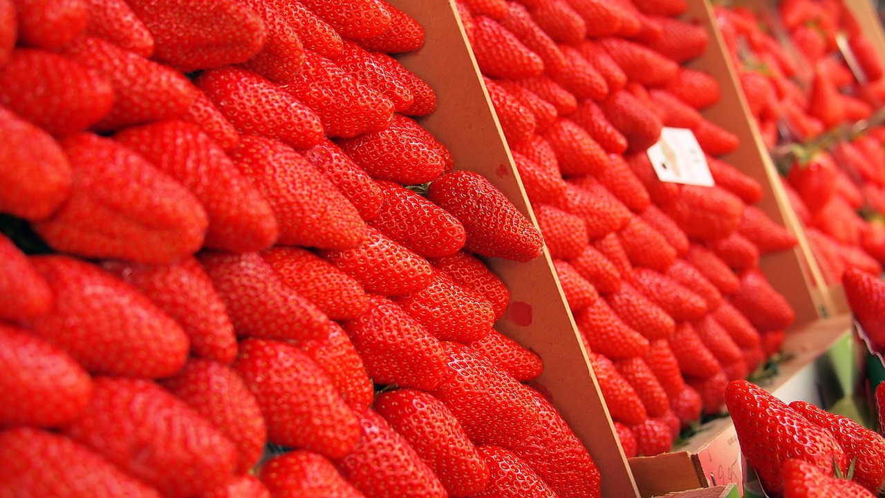 Image - strawberries market open market