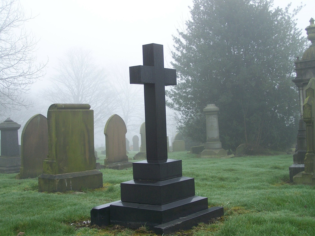 Image - cemetery grave graveyard scary