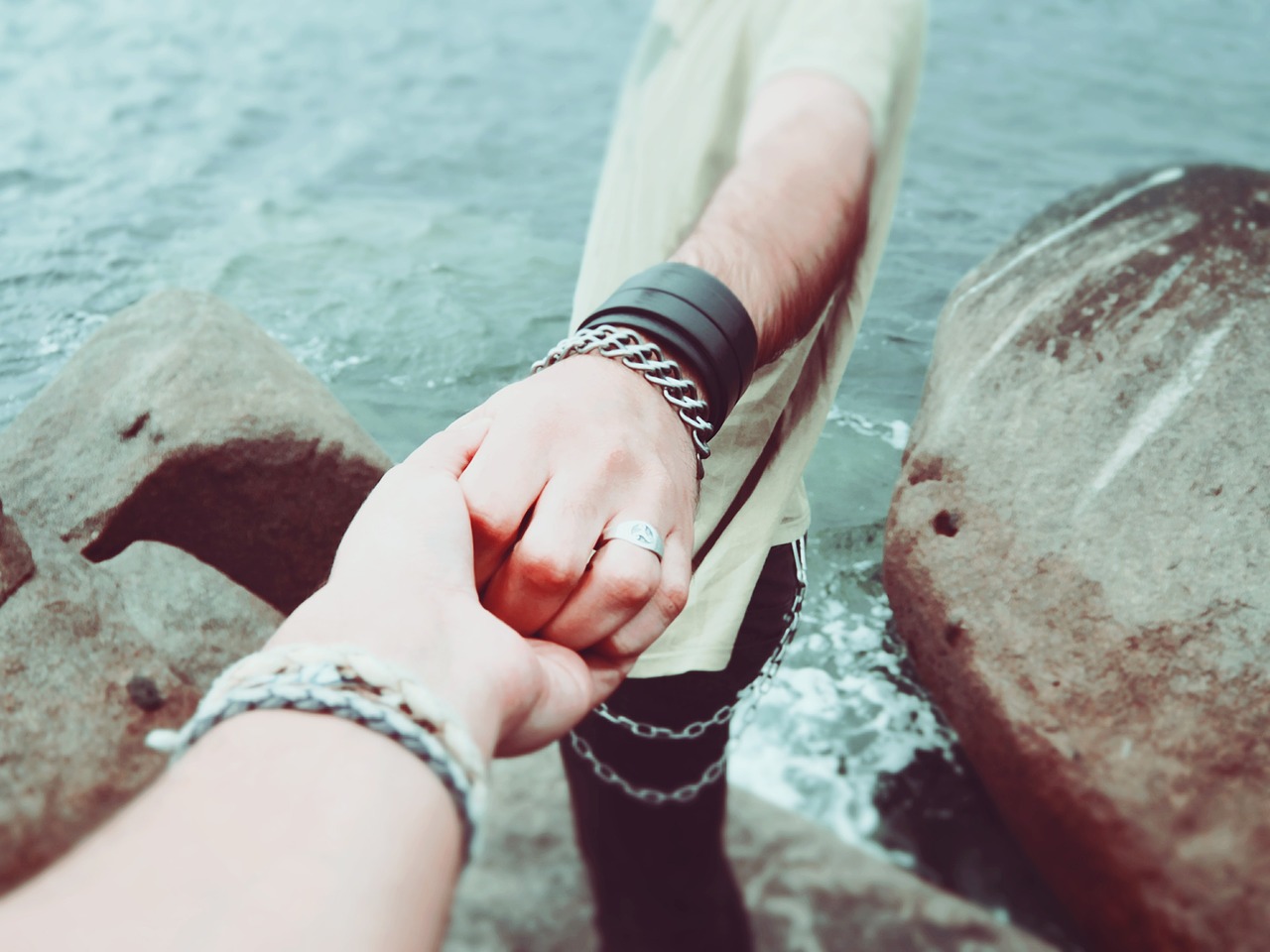 Image - holding hands couple love romance