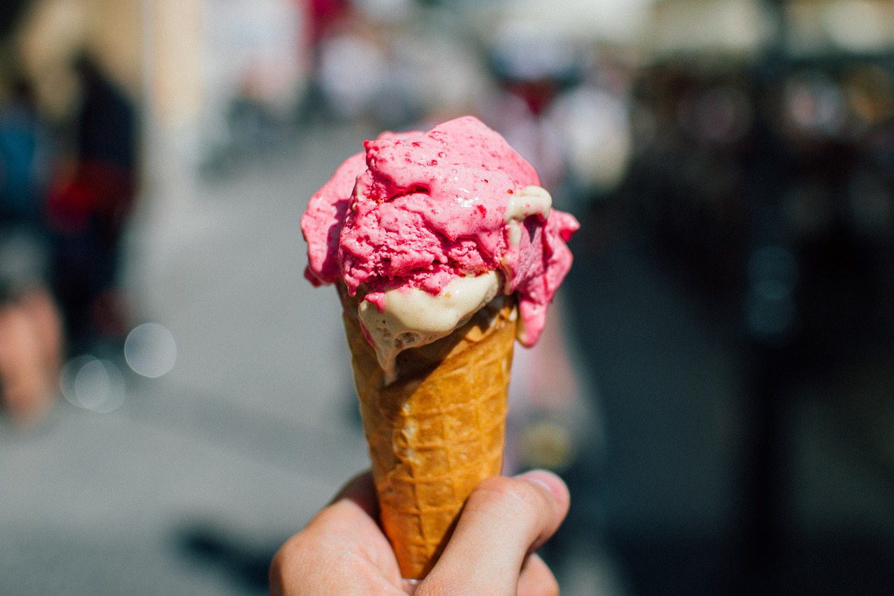 Image - ice cream cone strawberry dessert