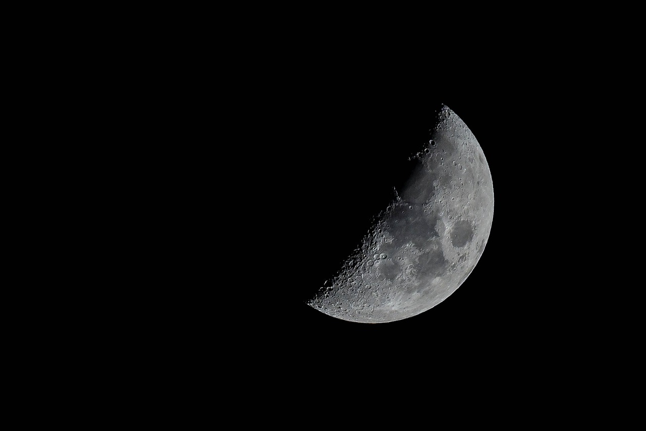 Image - moon crescent lunar craters