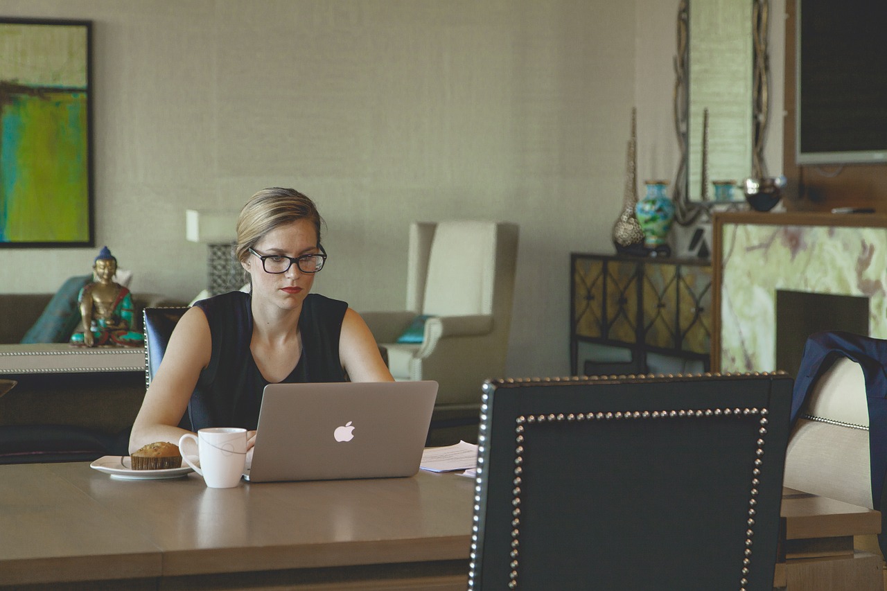 Image - laptop woman coffee breakfast