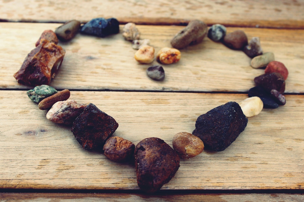 Image - heart stone heart stones wood