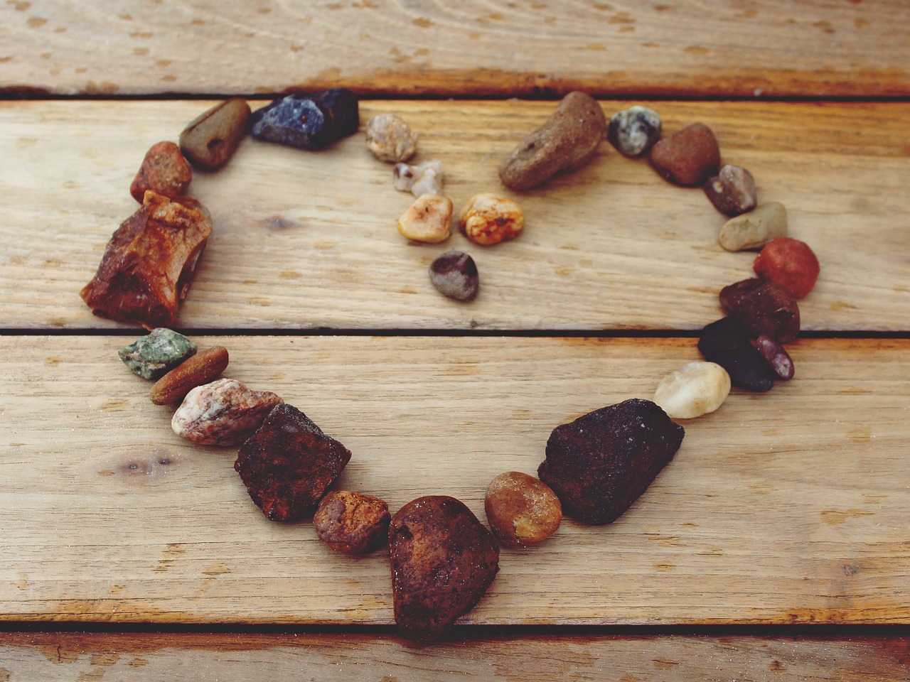 Image - heart stone heart stones wood