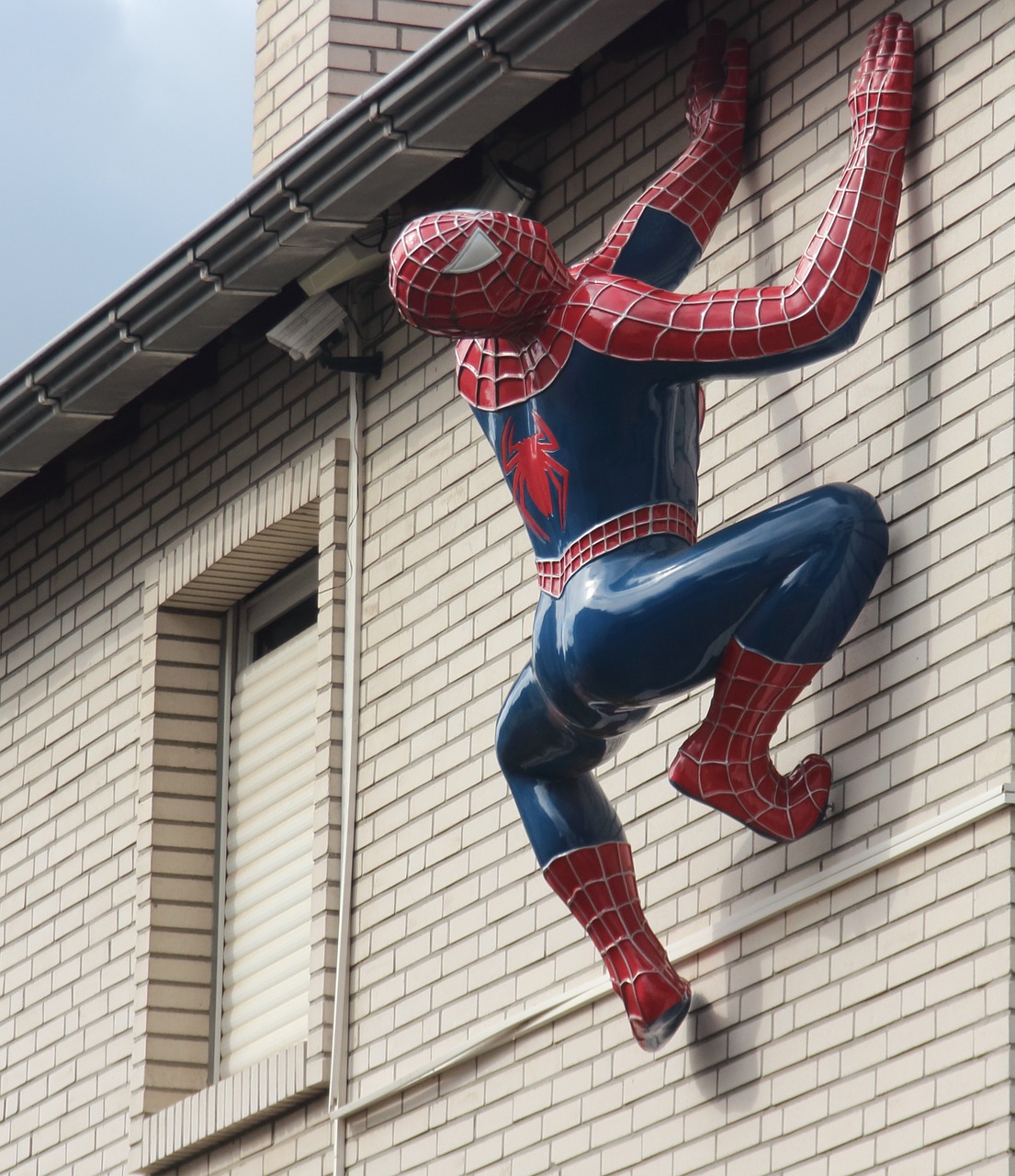 Image - sculpture hauswand spiderman figure