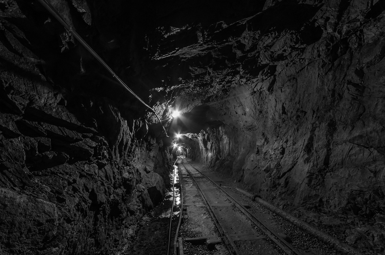 Image - tunnel corridor brick the darkness