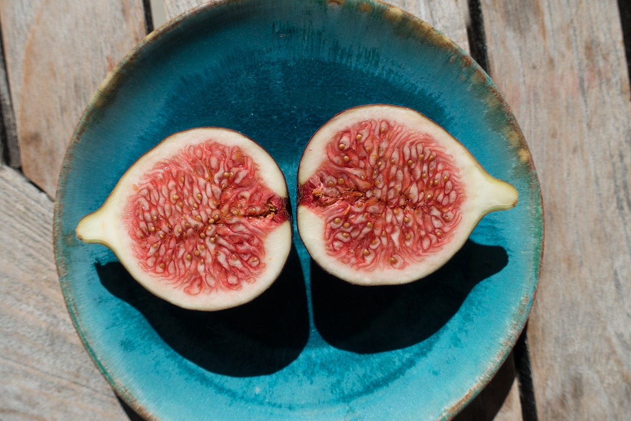 Image - fig sliced plate wooden table