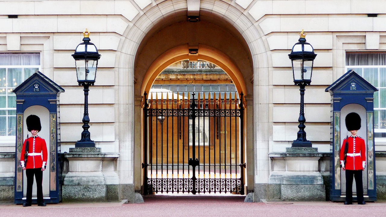 Image - buckingham palace foot guards