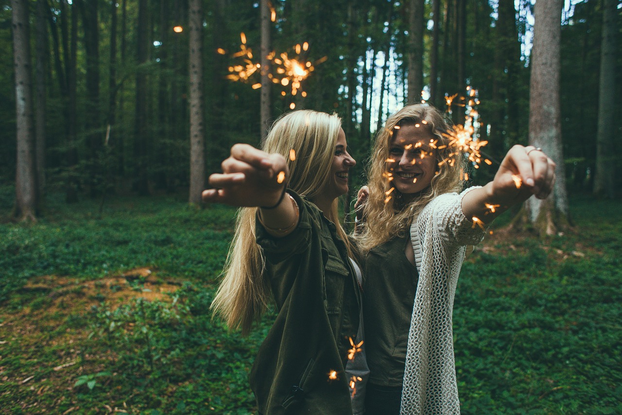 Image - girls sparklers fireworks