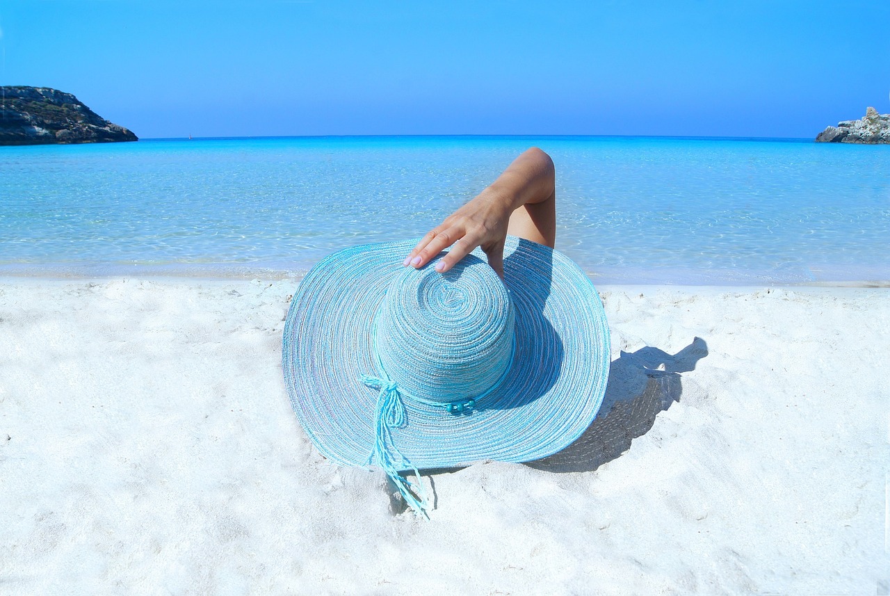 Image - fashion model beach hat sand sea
